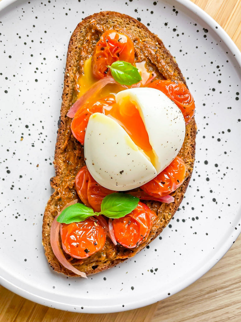 Tartines à la pâte à tartiner tomate basilic & oeuf coulant