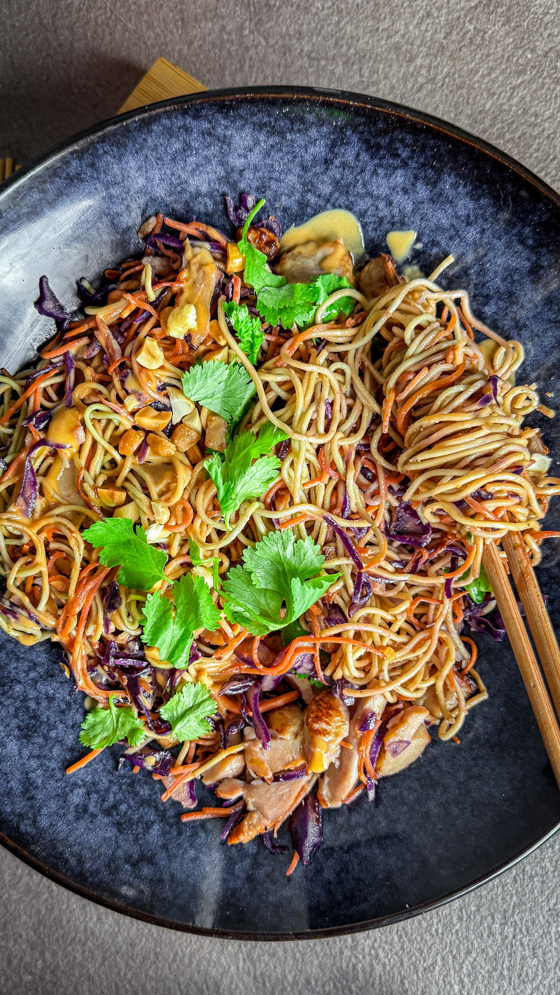 Noodles sautés aux légumes, poulet & sauce cacahuètes 3 épices