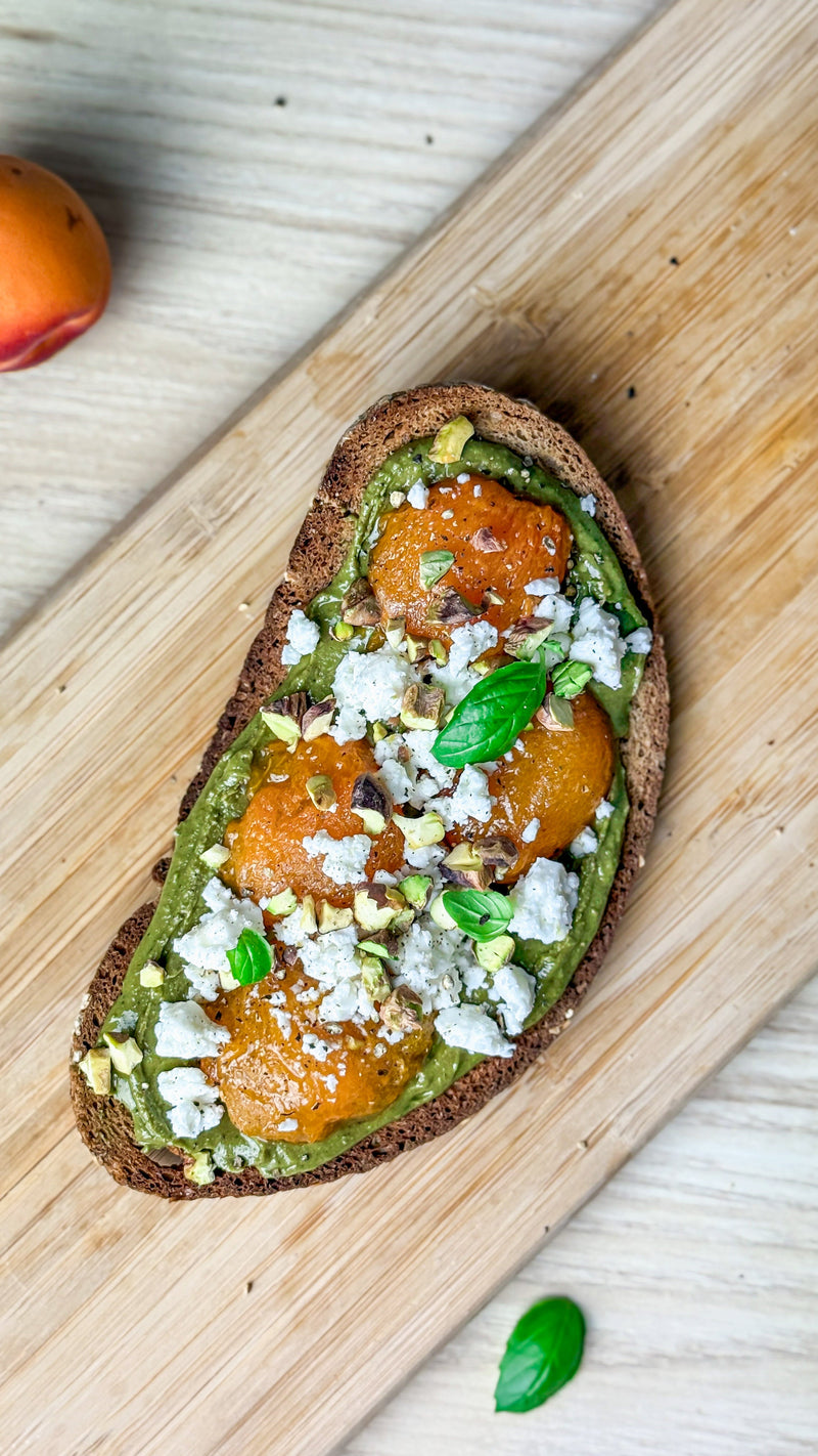 Tartines à la pistache grillée, abricots rôtis & fêta