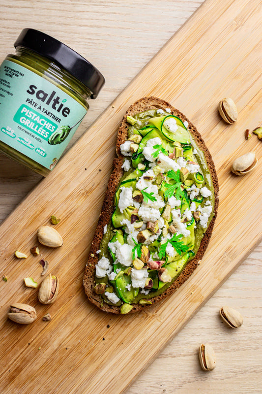 Tartines à la pistache grillée, courgette & fêta
