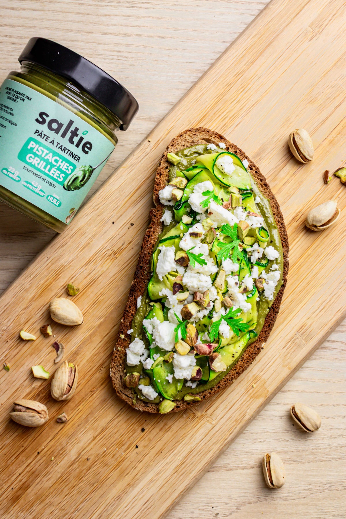 Tartines à la pistache grillée, courgette & fêta