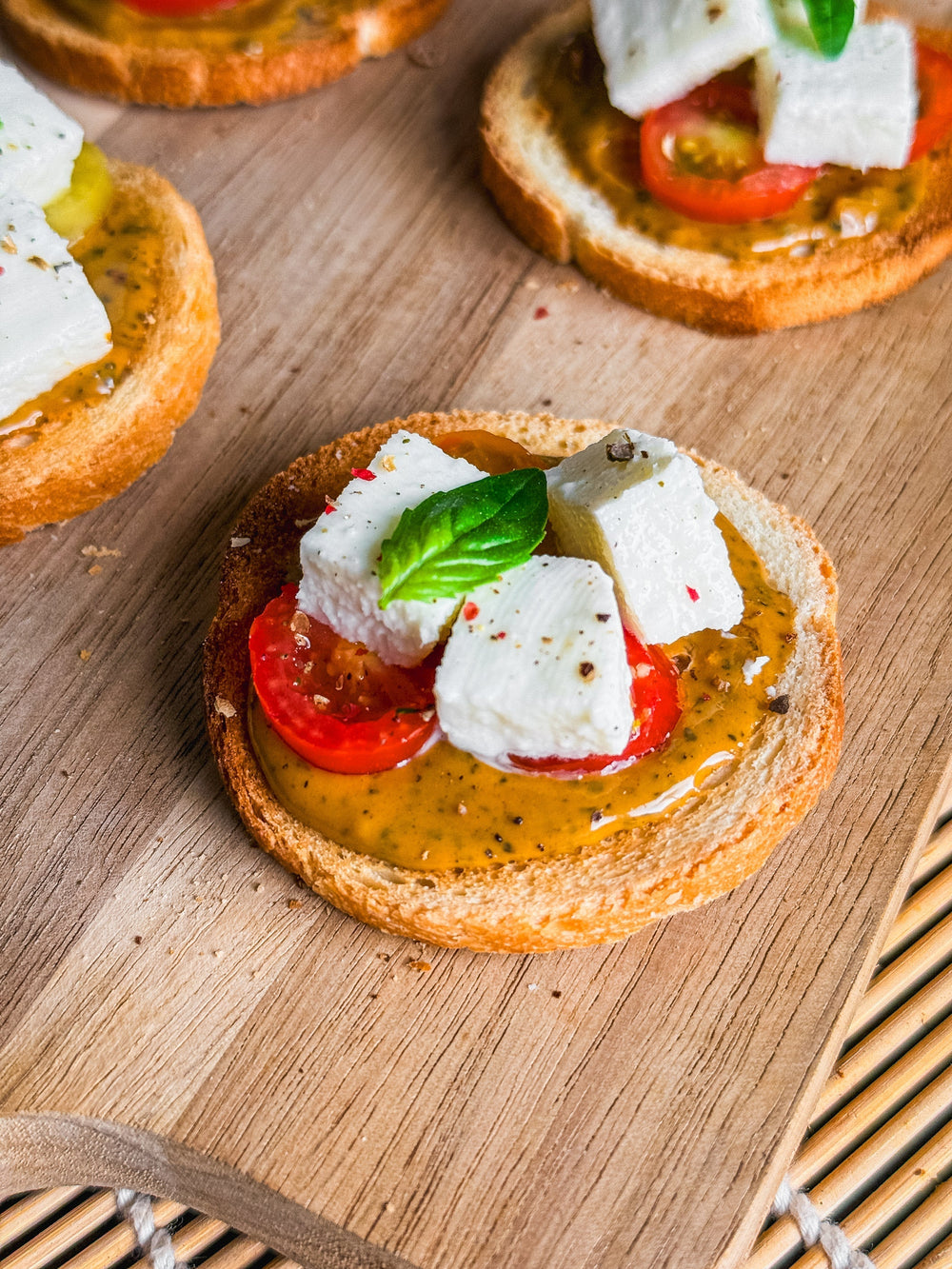 Mini toasts tomate basilic et mozzarella