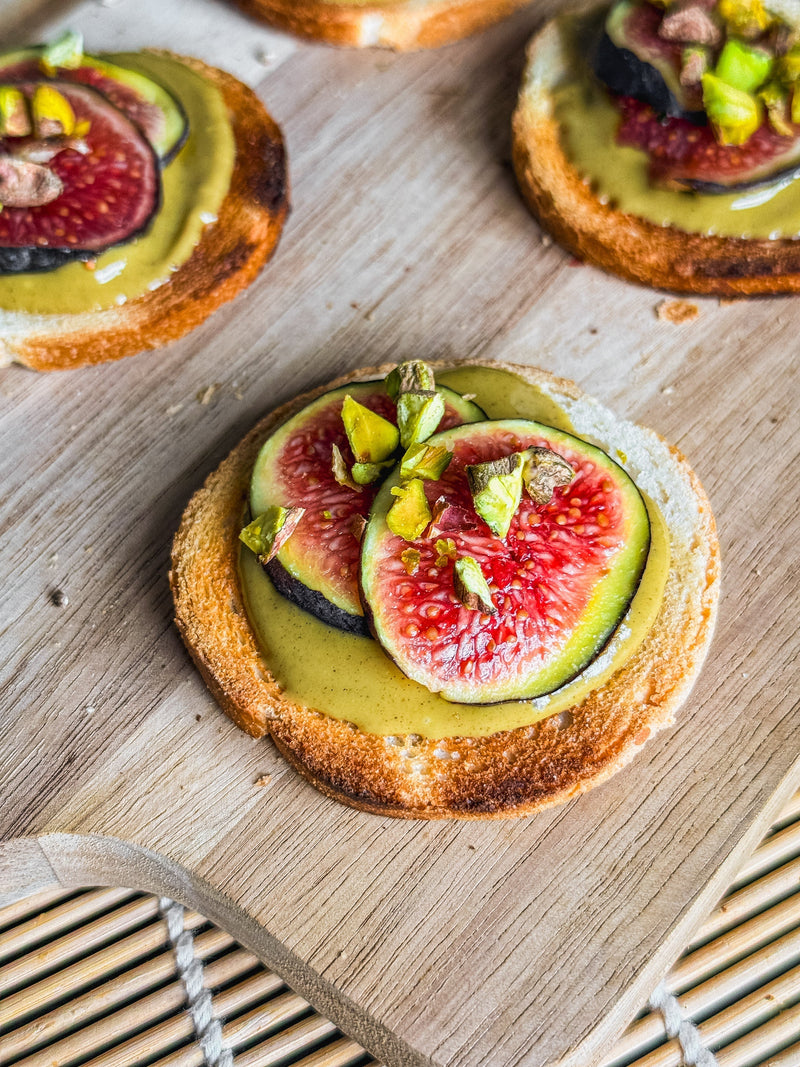 Mini toasts à la pâte à tartiner pistache grillée & figues