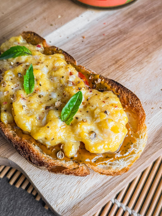Tartines à la pâte à tartiner tomate basilic & oeuf brouillé