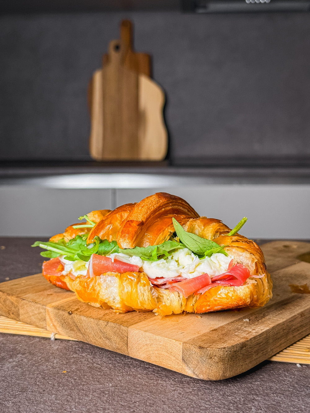 Croissant salé à la pistache grillée & jambon cru
