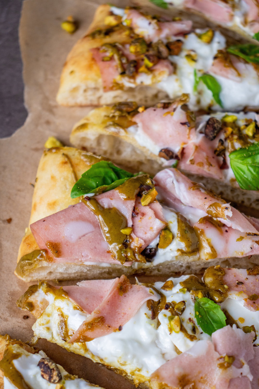 Pinsa mortadelle & pistaches grillées