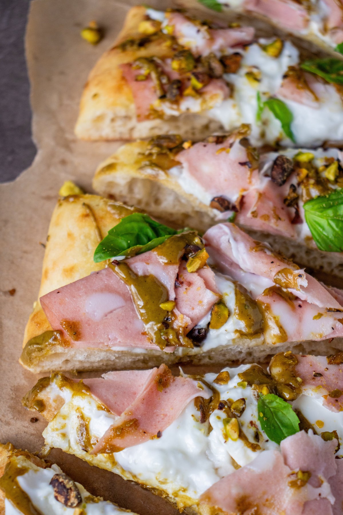 Pinsa mortadelle & pistaches grillées